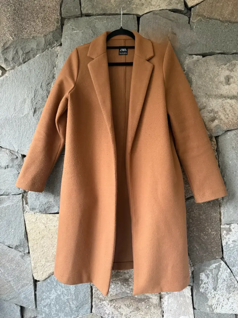 Abrigo de paño camel Zara mujer elegante - 1