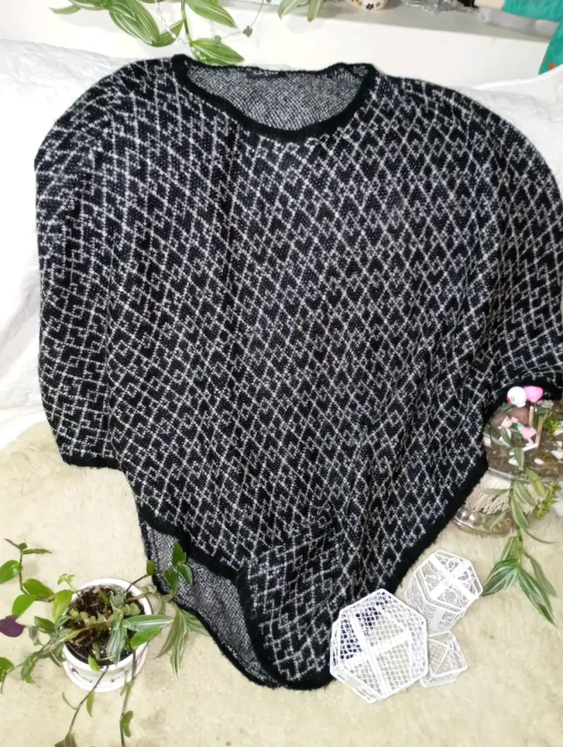 Poncho tejido negro y blanco elegante - 1