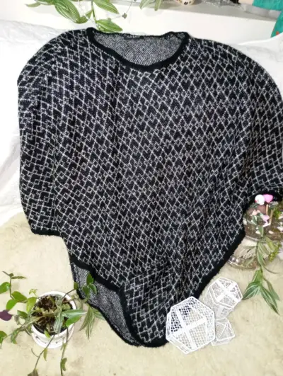 Poncho tejido negro y blanco elegante - miniatura 1