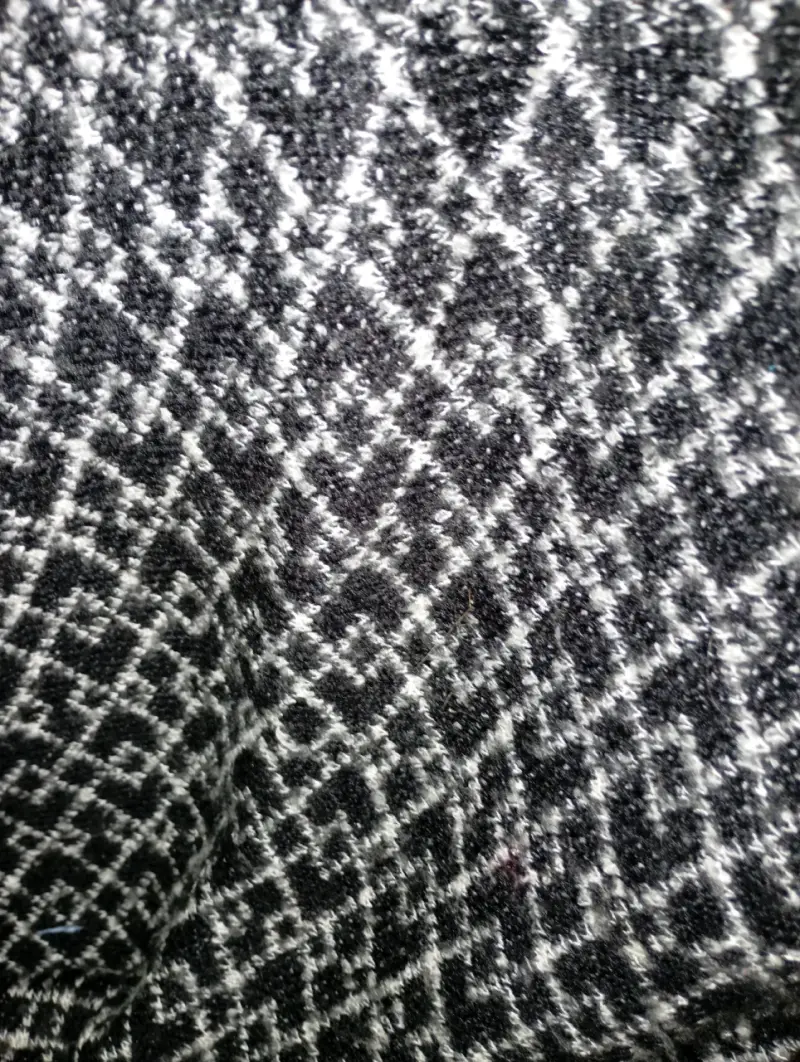 Poncho tejido negro y blanco elegante - 2