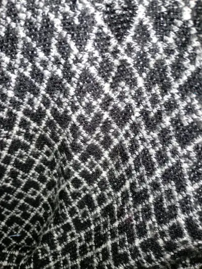 Poncho tejido negro y blanco elegante - miniatura 2