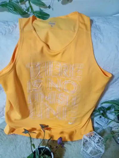 Polera deportiva Nike Dri-Fit amarilla - miniatura 1
