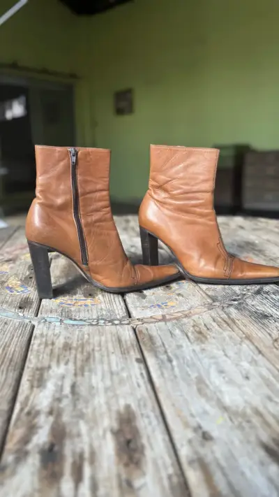 Botines de cuero marrón con tacón alto - miniatura 1