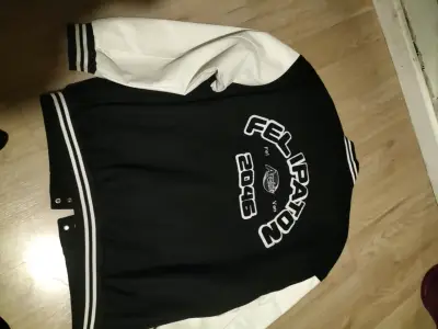Chaqueta varsity negra y blanca estilo retro - miniatura 1