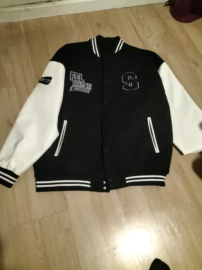 Chaqueta varsity negra y blanca estilo retro - 2