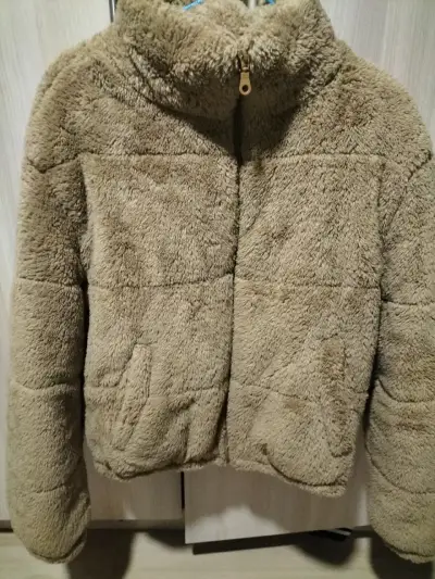 Chaqueta varsity negra y blanca estilo retro - miniatura 3