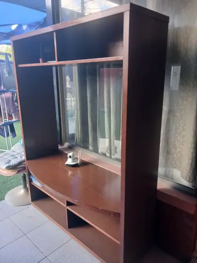 Mueble de madera para TV con estantes - miniatura 1