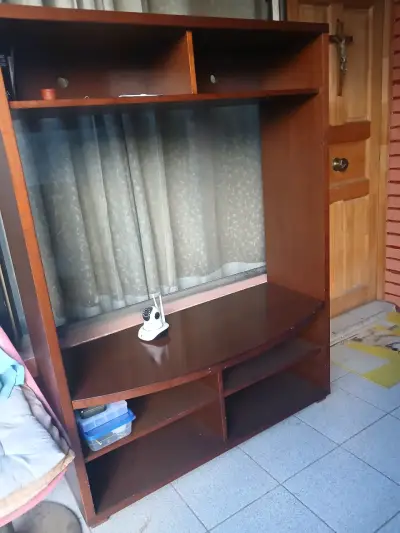Mueble de madera para TV con estantes - miniatura 3