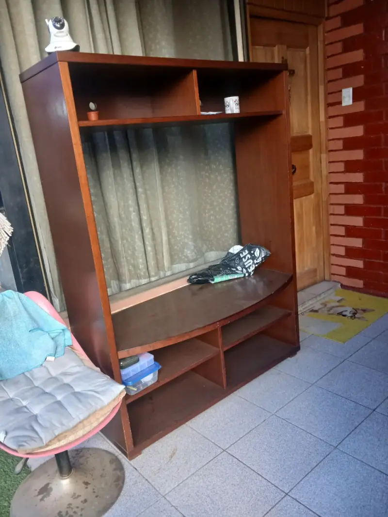 Mueble de madera para TV con estantes - 4