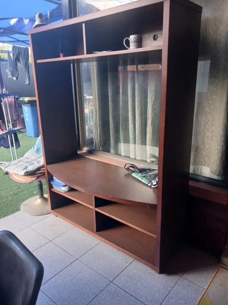 Mueble de madera para TV con estantes - 5