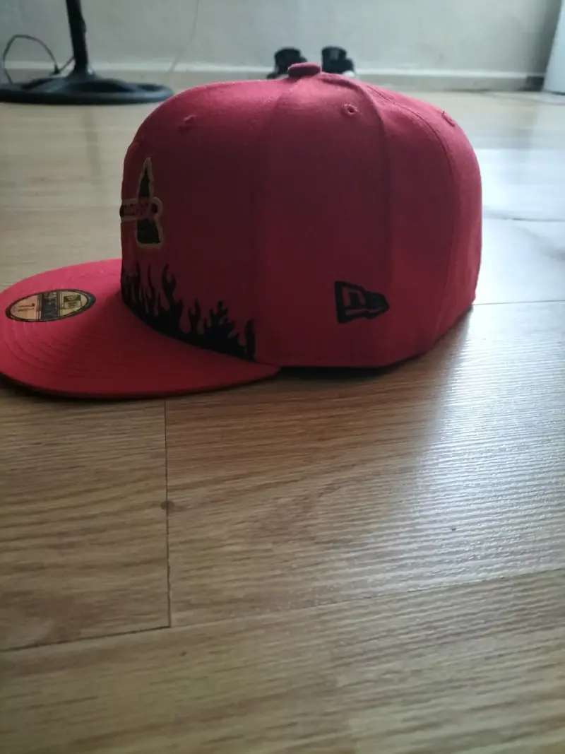 Gorra New Era roja con diseño de llamas - 3