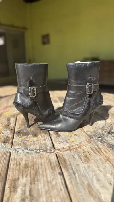 Botines de cuero negro con tacón y hebilla - miniatura 1