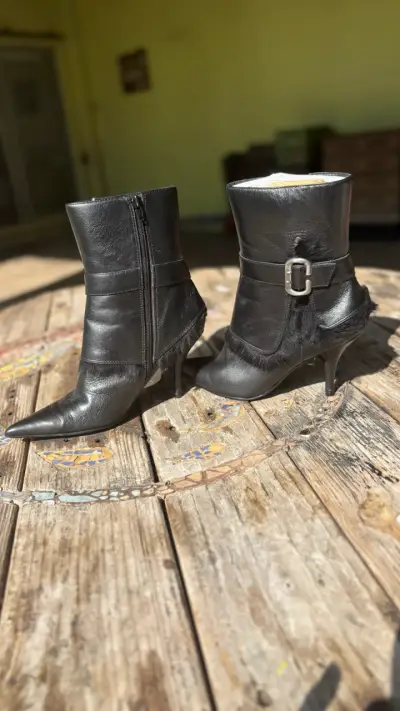 Botines de cuero negro con tacón y hebilla - miniatura 2