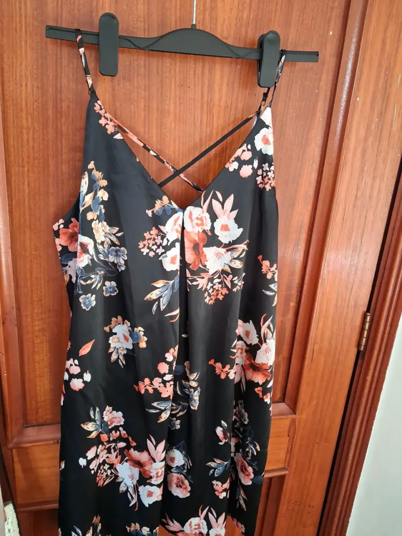 Vestido floral negro con tirantes cruzados - 1