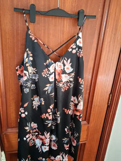 Vestido floral negro con tirantes cruzados - miniatura 1