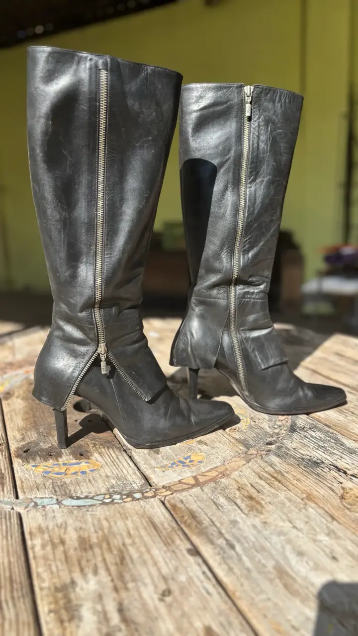Botas de cuero negras con tacón alto - 1
