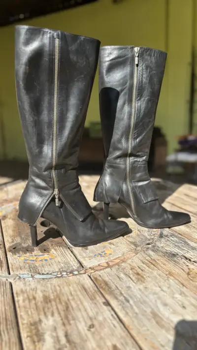 Botas de cuero negras con tacón alto - miniatura 1