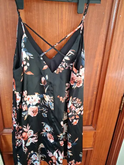 Vestido floral negro con tirantes cruzados - miniatura 2