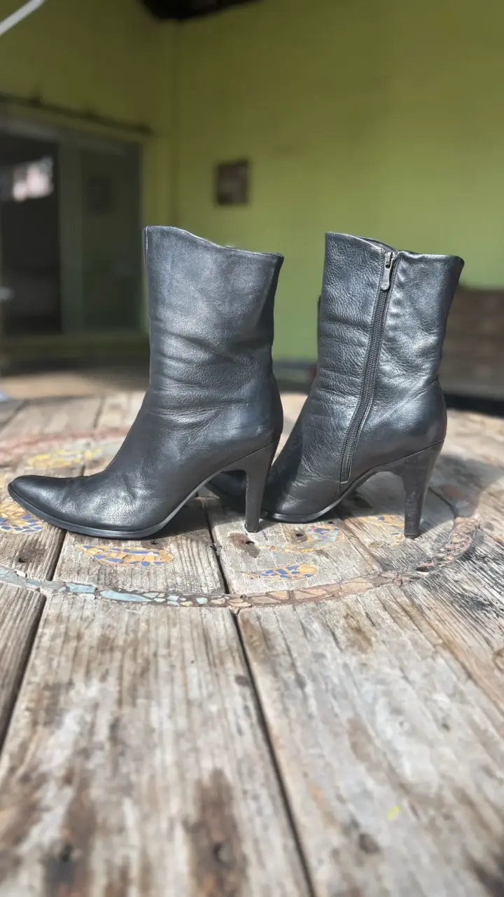 Botas de cuero negro con tacón alto - 1