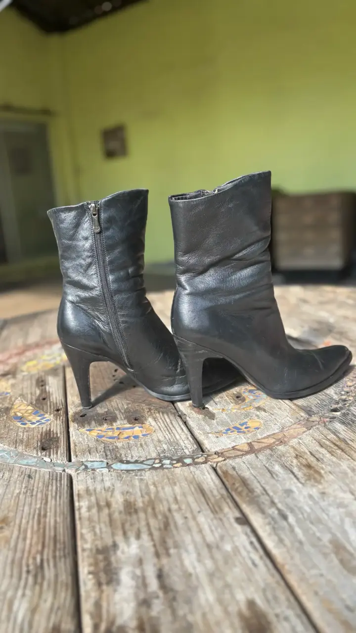 Botas de cuero negro con tacón alto - 2