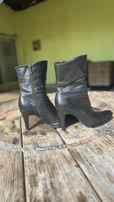 Botas de cuero negro con tacón alto - miniatura 2