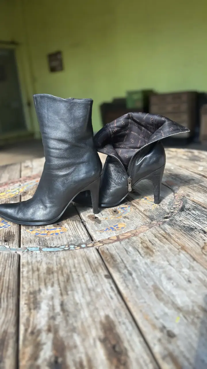 Botas de cuero negro con tacón alto - 3