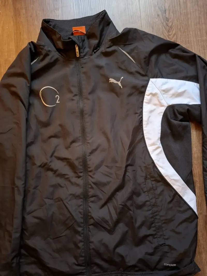 Chaqueta deportiva Puma negra con detalles blancos - 2