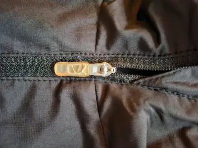 Chaqueta deportiva Puma negra con detalles blancos - miniatura 4