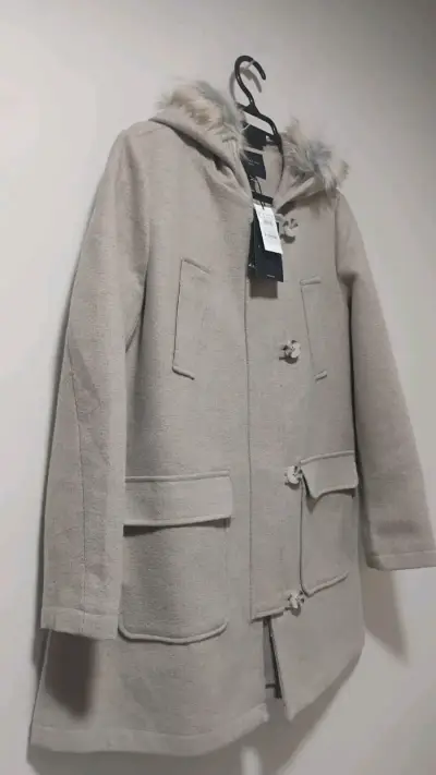 Abrigo beige con capucha de piel sintética - miniatura 1