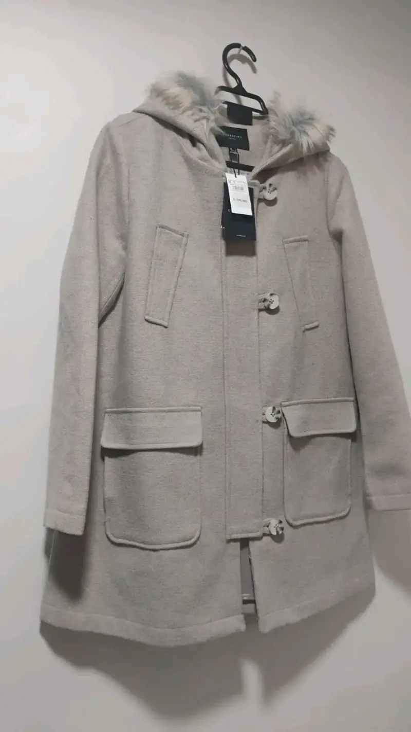 Abrigo beige con capucha de piel sintética - 2