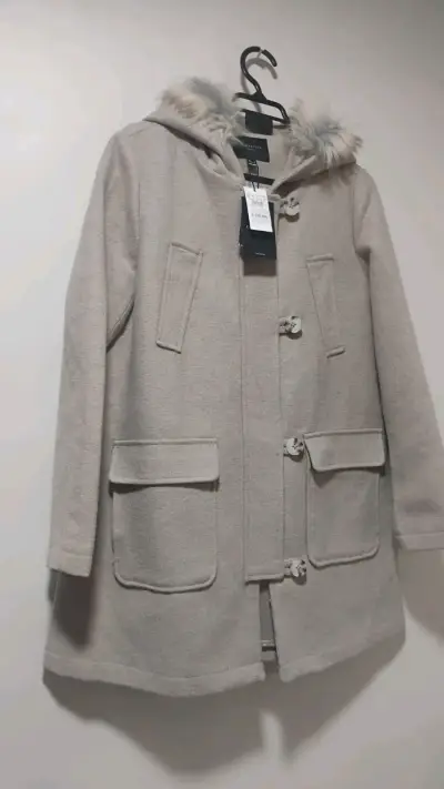 Abrigo beige con capucha de piel sintética - miniatura 2