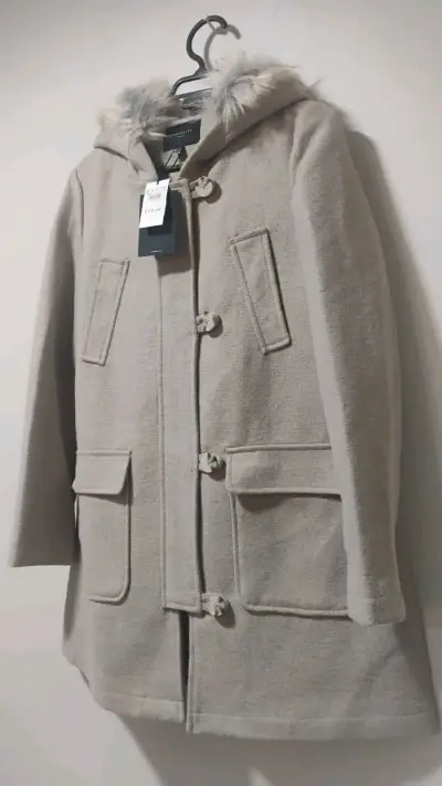 Abrigo beige con capucha de piel sintética - miniatura 3