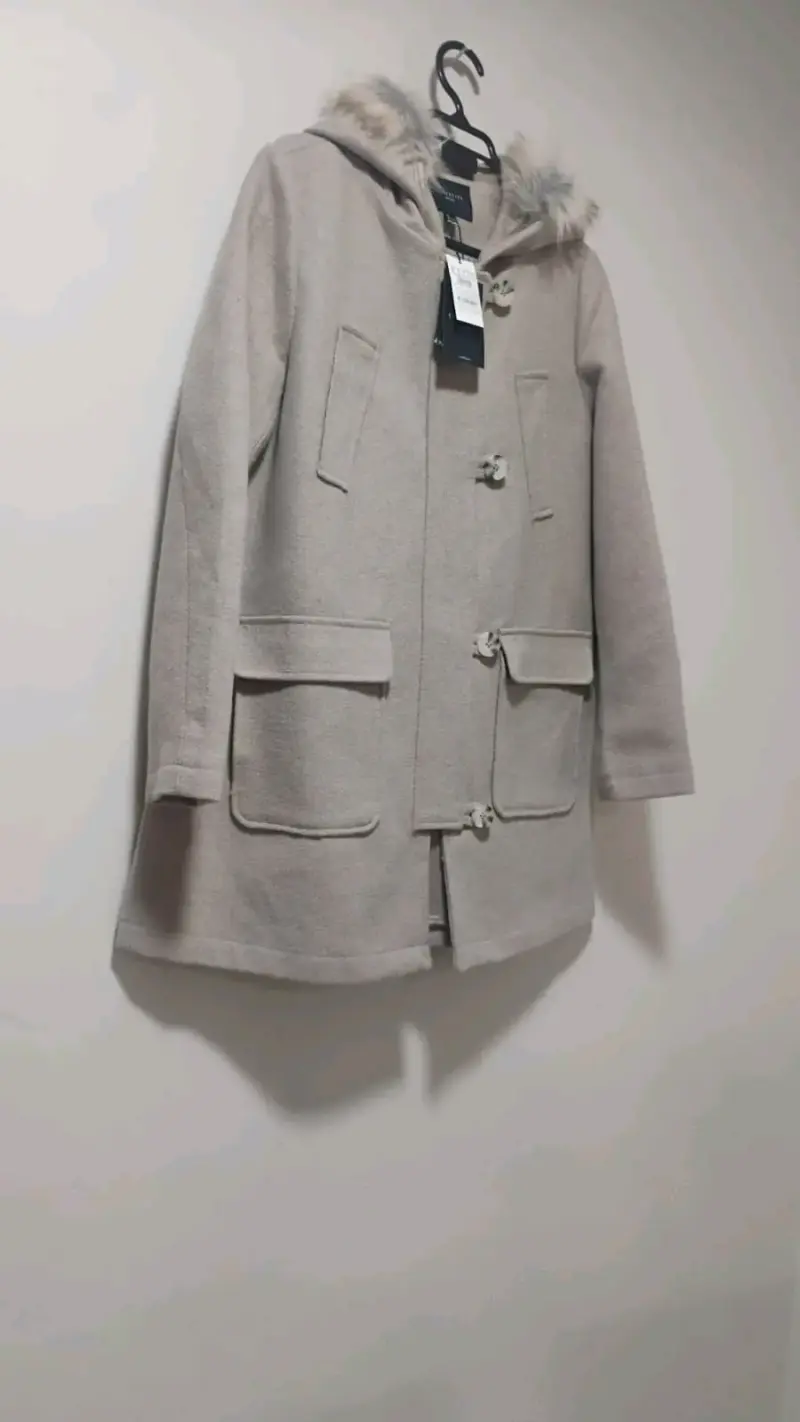Abrigo beige con capucha de piel sintética - 4