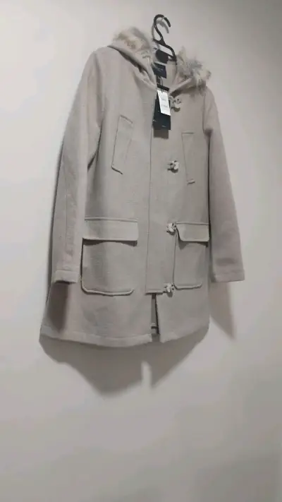 Abrigo beige con capucha de piel sintética - miniatura 4