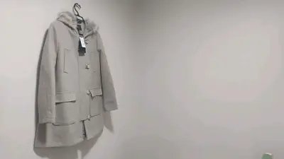 Abrigo beige con capucha de piel sintética - miniatura 6