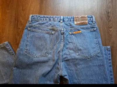 Jeans clásicos de mezclilla azul - miniatura 4
