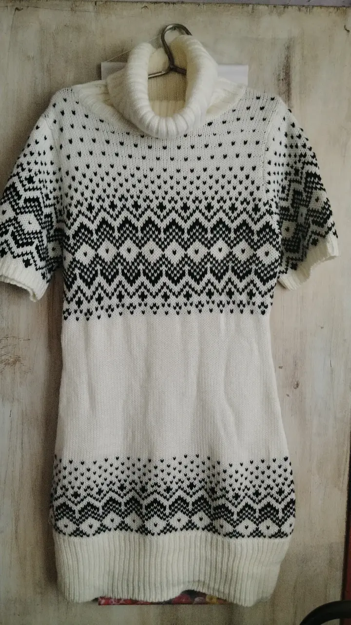 Vestido suéter blanco con diseño geométrico