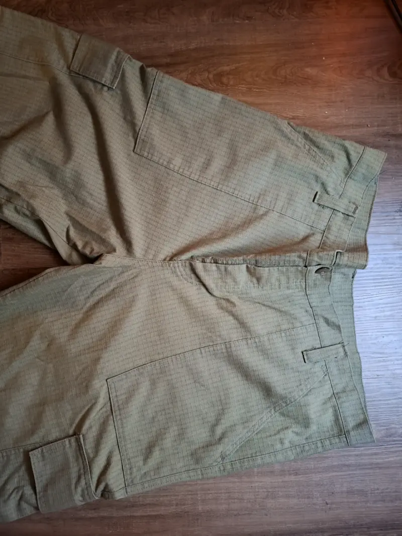 Pantalón cargo color caqui para hombre - 1