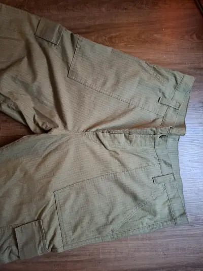 Pantalón cargo color caqui para hombre - miniatura 1