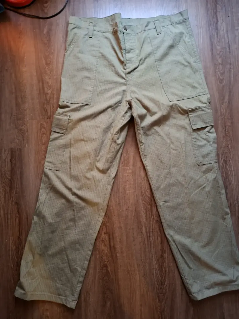 Pantalón cargo color caqui para hombre - 4