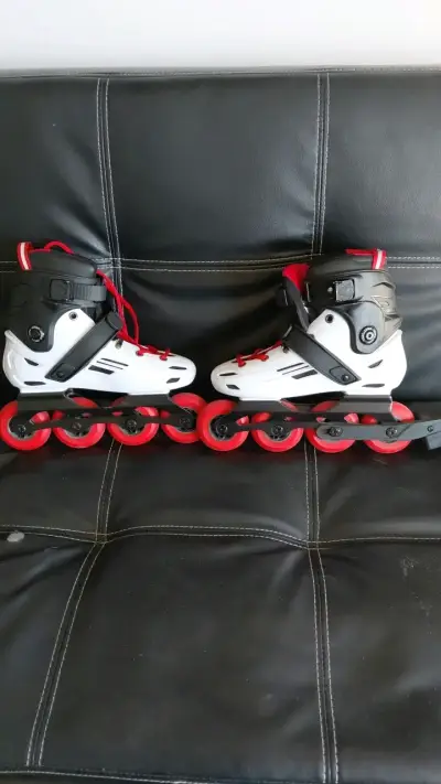 Patines en línea blancos y negros con ruedas rojas - miniatura 1