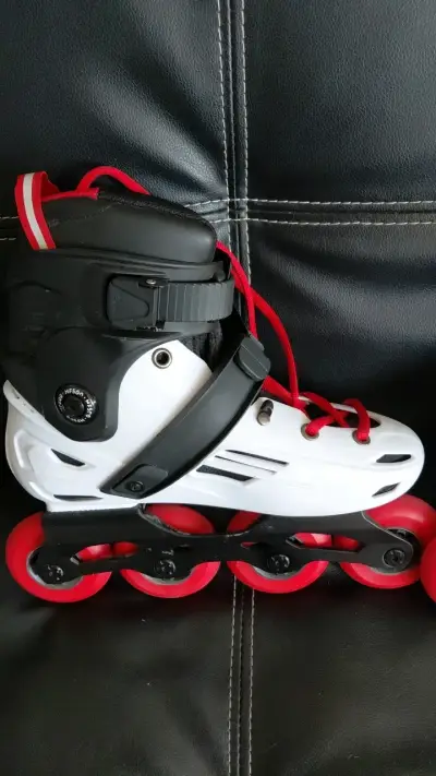 Patines en línea blancos y negros con ruedas rojas - miniatura 2