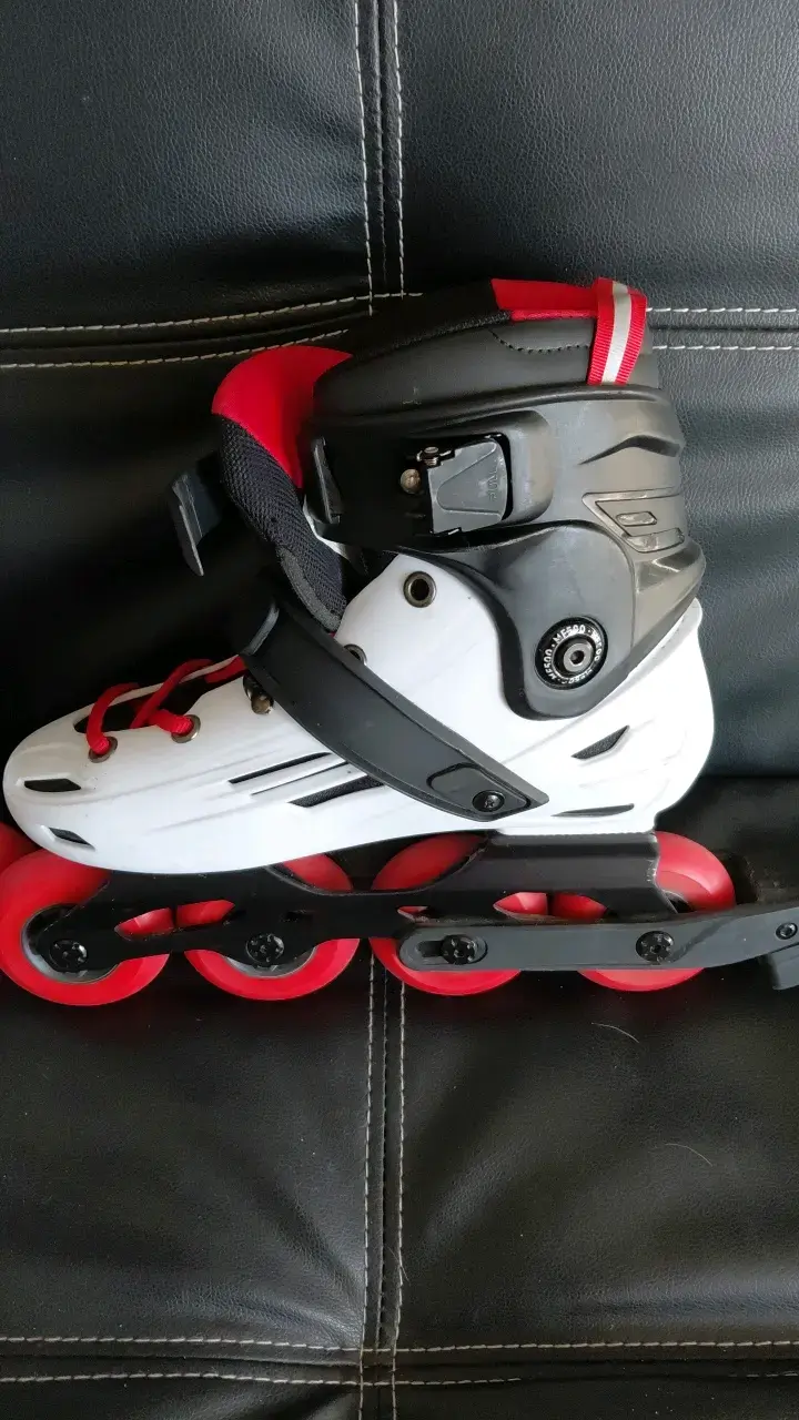 Patines en línea blancos y negros con ruedas rojas - 3
