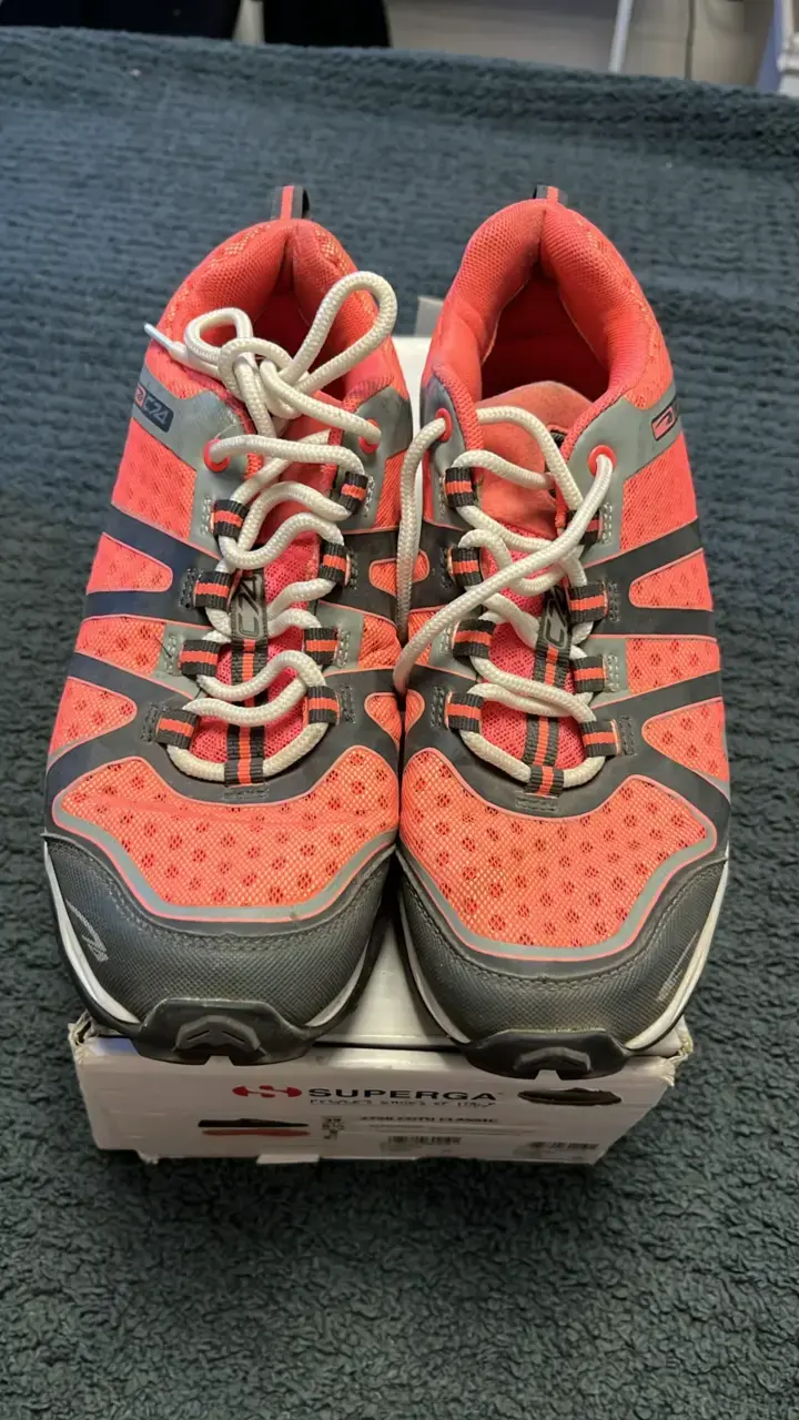 Zapatillas deportivas coral y gris - 1