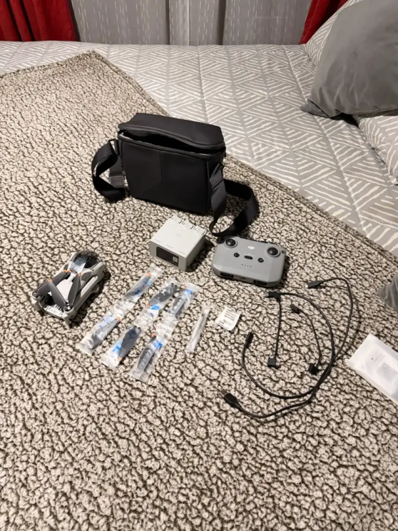 Drone DJI con control y accesorios - 1