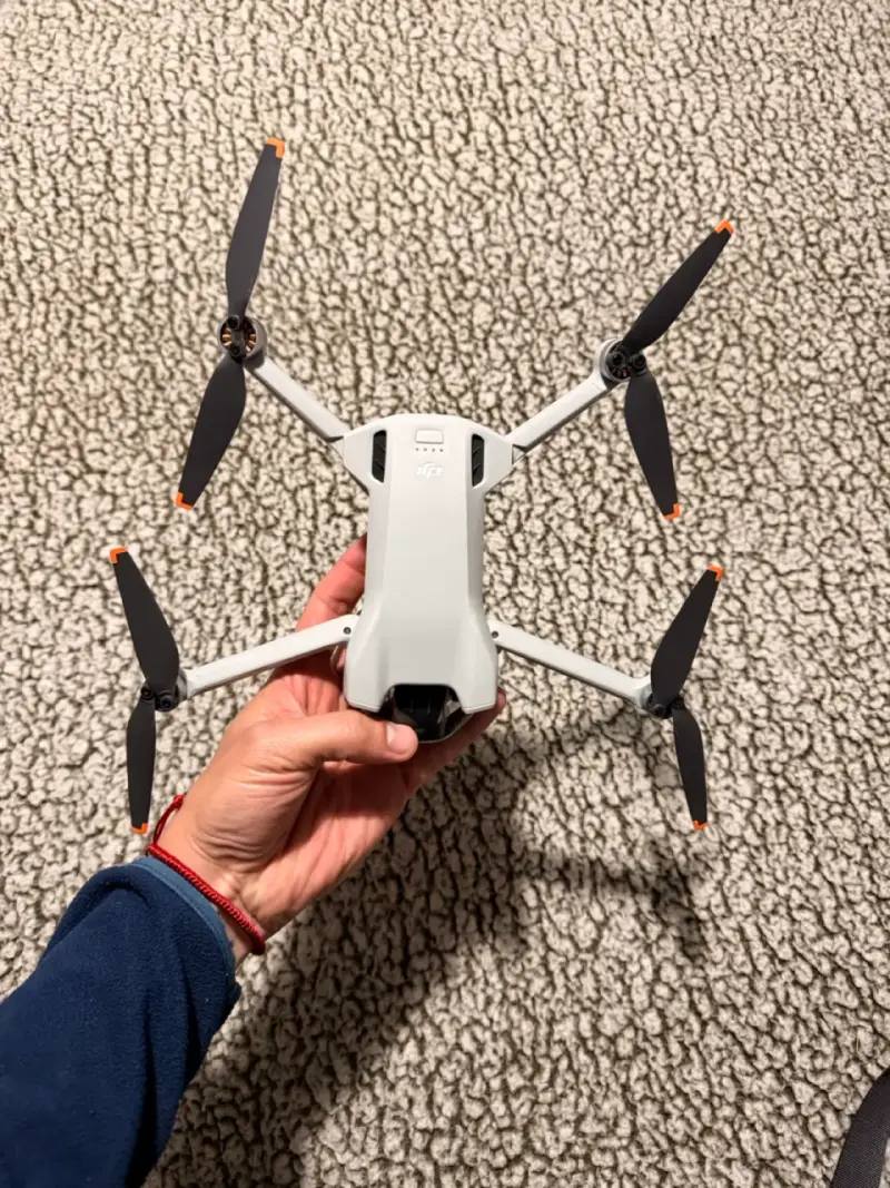 Drone DJI con control y accesorios - 2