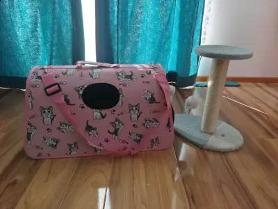 Transportadora de mascotas rosa con diseño de gatos - miniatura 1