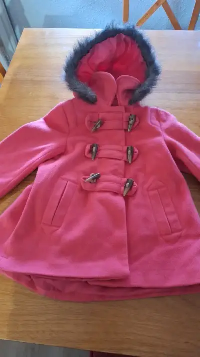 Abrigo infantil rosado con capucha de piel - miniatura 1
