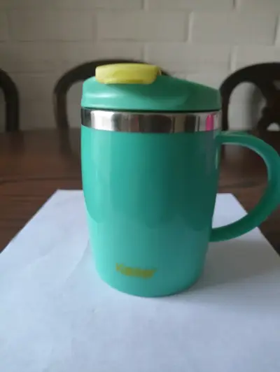 Taza térmica Keep verde con tapa - miniatura 1