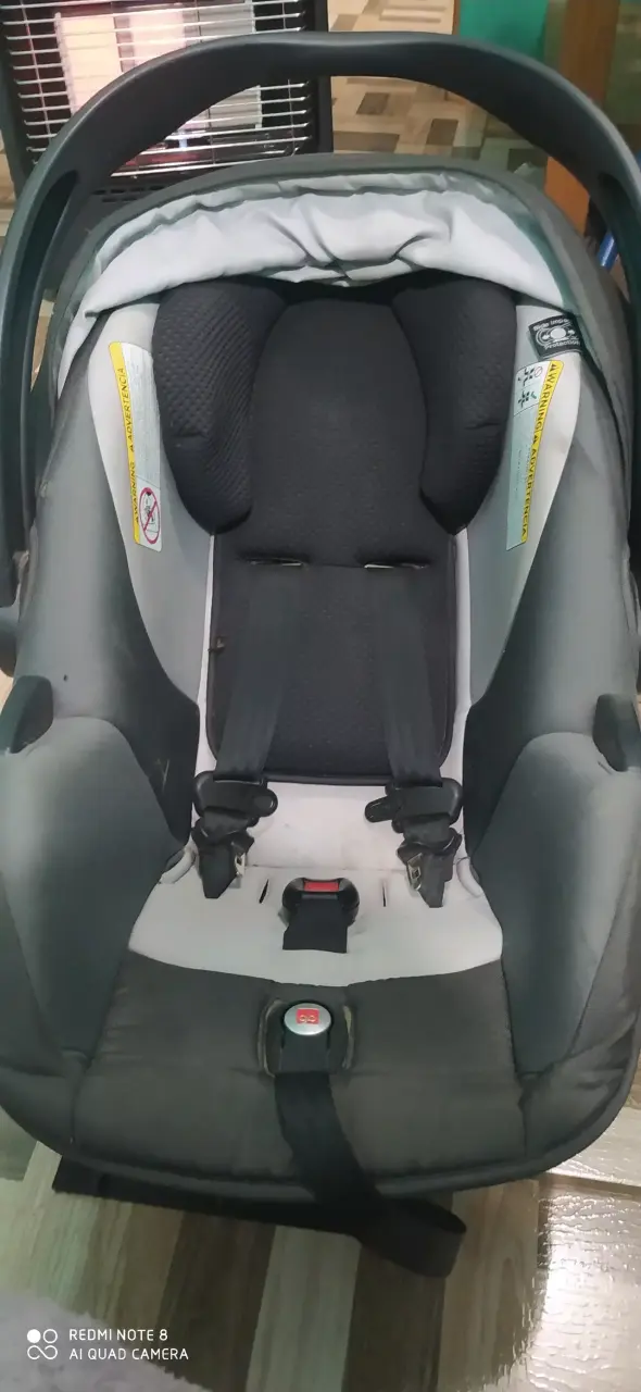 Silla de auto para bebé gris y negra - 1